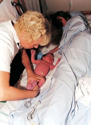 水中分娩胎儿怎么呼吸,孕妇水中分娩过程记录