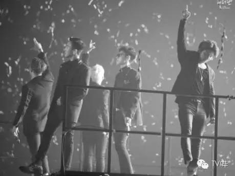 靠一只马克笔化妆为人间*物尤**！深扒网红艾克里里和他的娇喘助理！