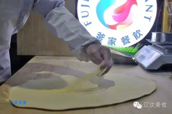 山东小伙创建了”烧+烤“新模式，玩活沈阳长白社区小餐饮