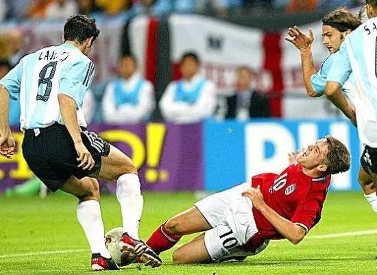 十大现役足球运动员跳水,基本功不扎实但速度快的足球明星