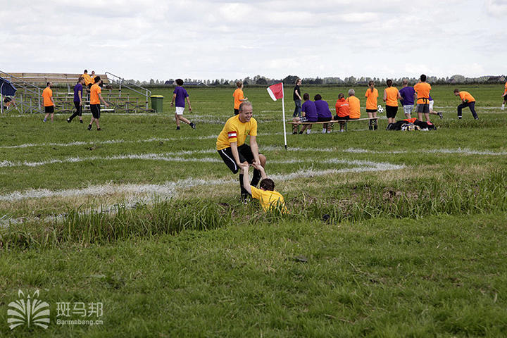 跑火车遇到的怪事,奇葩足球场