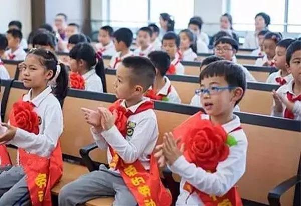 小学生怎么穿潮流时代的衣服 (小学生减龄时尚衣服)