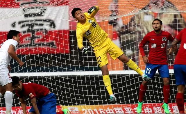 他曾和王大雷是队友去年11月结婚现在是建业新门神