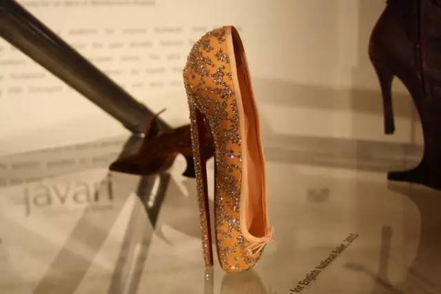 姑娘们，别让高跟鞋毁了你的双脚