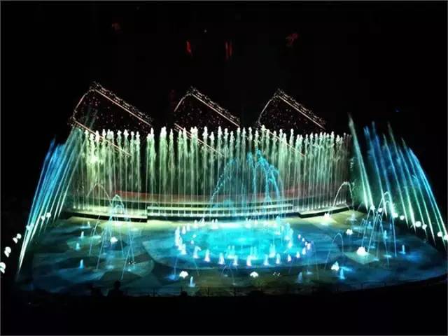 鱼游白沙洲,万达电影乐园汉秀双骄亮灯