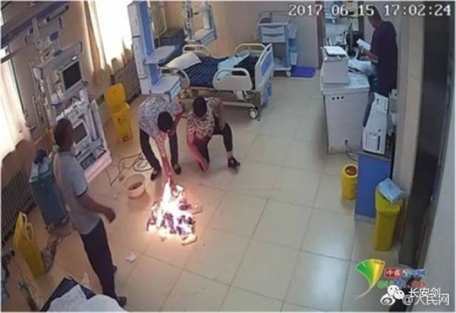 「三分钟法治新闻全知道」印尼民众围堵大马使馆,抗议马来西亚“颠倒红白”