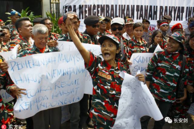 「三分钟法治新闻全知道」印尼民众围堵大马使馆,抗议马来西亚“颠倒红白”