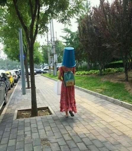 我想，把同桌地上的那个小东西拿过来我用