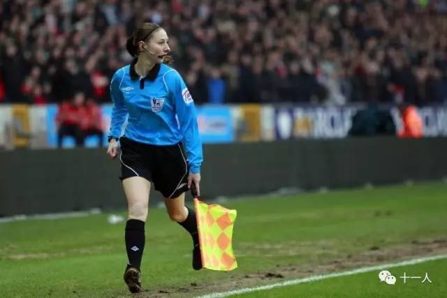 足球助理裁判员跑动路线,足球助理裁判员哪个手持旗