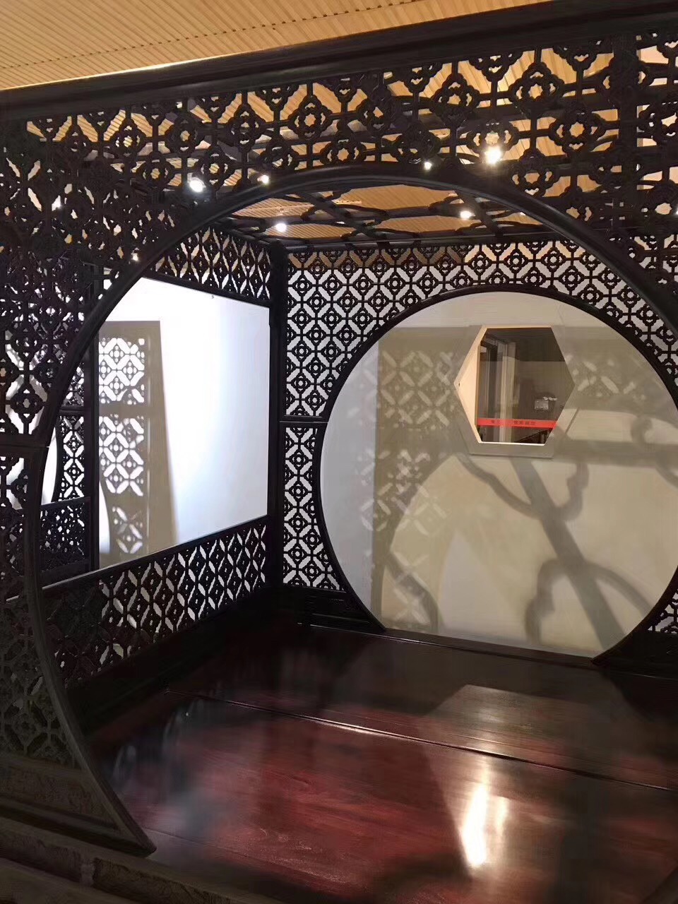 它往那里一摆，就是一首古典中透着高洁的诗！——血檀梅花架子床