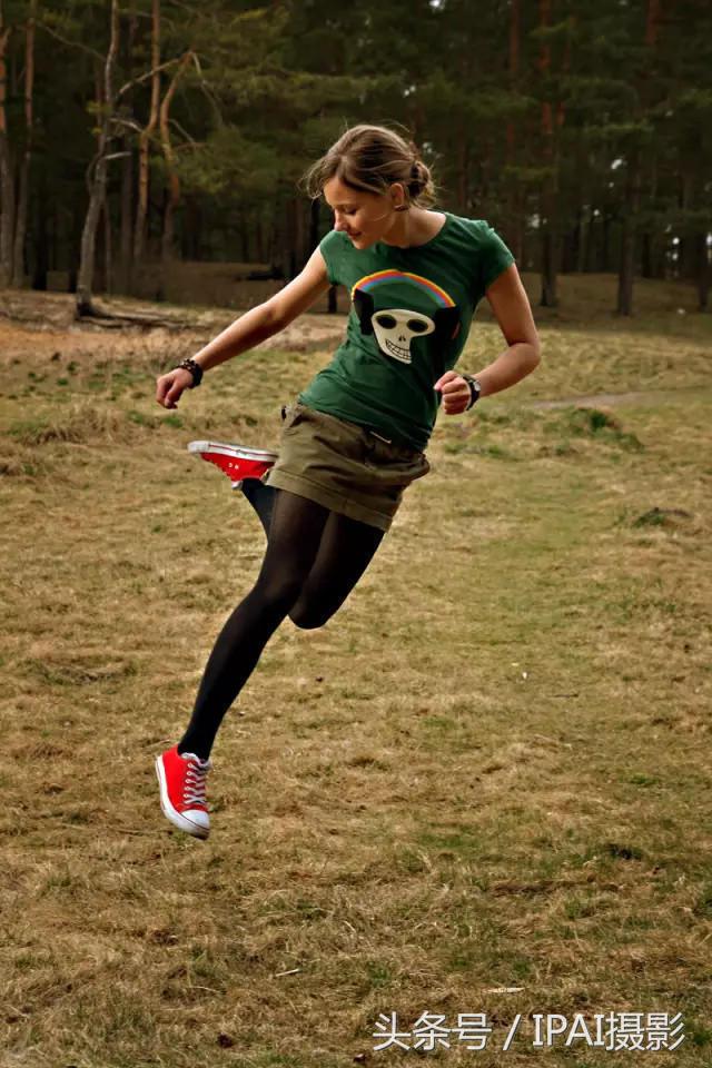 IPAI摄影搜罗PS教材：合成站在手机中踢足球的3D手机海报