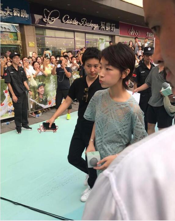 周冬雨中餐厅被路人围观,周冬雨上海国际电影节路人视角