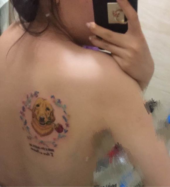 陪伴一年的金毛无缘无故去世，女孩用这样的方式“背”它一辈子！