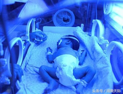 出生两天的宝宝就因黄疸被隔离，妈妈再见到孩子时忍不住大哭不止