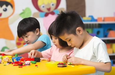 宝宝幼儿园放学回来后尿不出尿，父母知道真相后崩溃了