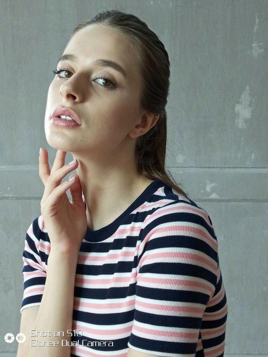 大家习以为常的手机拍照加水印，原来是从它开始的