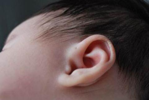 宝宝拼命抓耳朵身体发出求救信号,三个月小孩一直抓耳朵