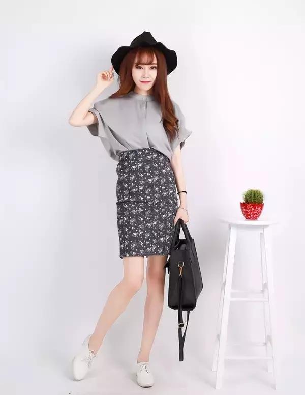 秋季灰色百褶裙怎么搭配好看图片 (2019秋季新款金丝绒百褶裙)