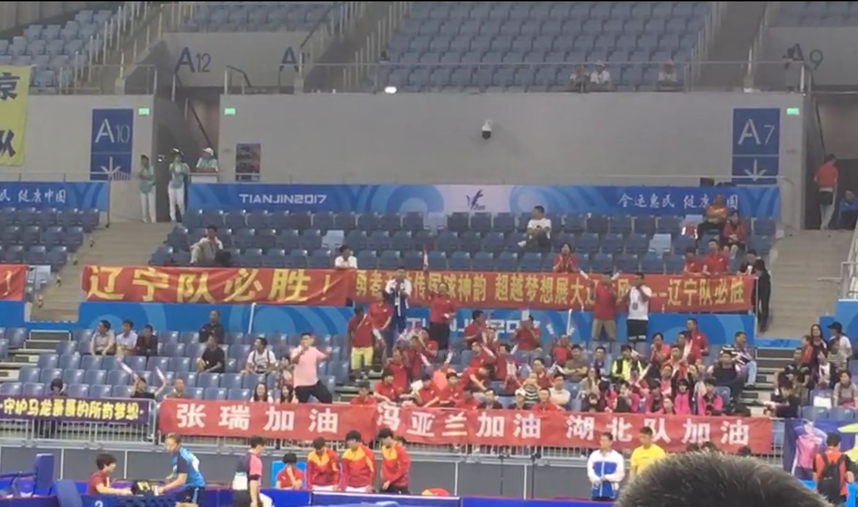 赛场出“代沟”迷妹怒指大叔乱打call大叔懵了:啥意思?