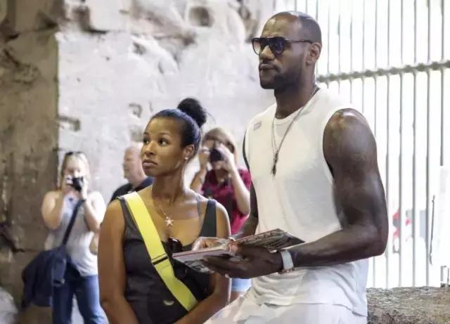 从高中到现在,詹姆斯遇到这么多女人,最后还是和初恋在一起