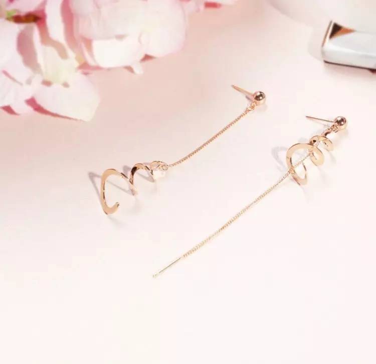 那些各种各样的耳钉,戴在小耳朵上的耳钉推荐