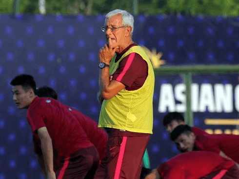 国足出现概率仅0.2%！又一次求助半个亚洲，里皮赛前跪地祈祷