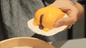 日本网红表情包懒蛋蛋开了家咖啡馆，里面的日料都是假的