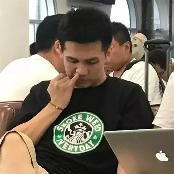 不懂英文衣服上的字母尴尬了,不懂英文别乱穿