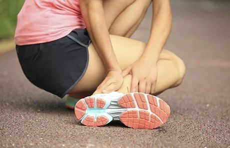 生活中崴脚紧急处理,突发情况崴到脚应该怎么处理