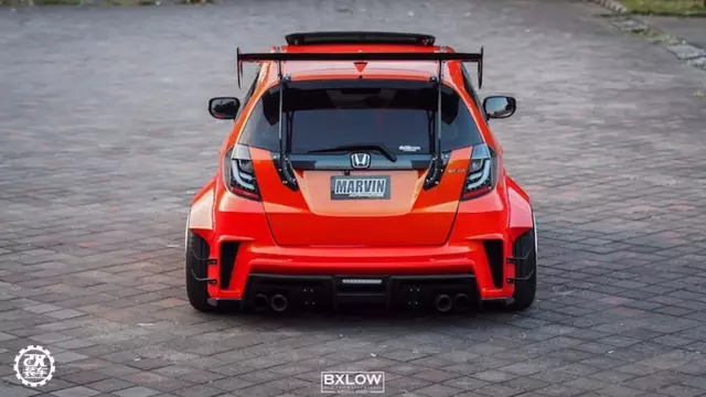 为了装上心仪轮毂换成五孔轴头，这辆爆改宽体的涡轮飞度真帅！