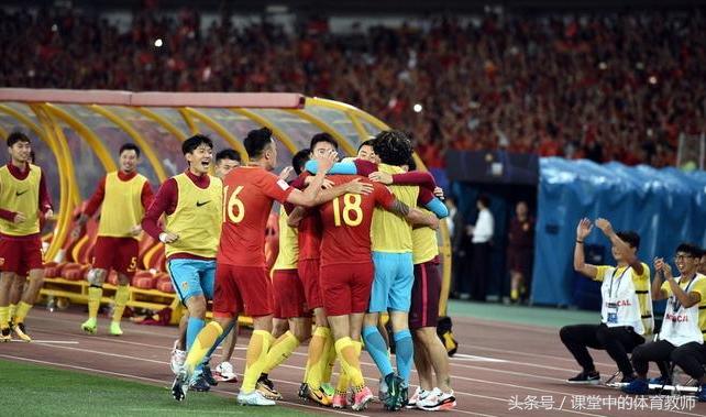 谈国足球，大学教授竟把狗屎嚼出了奶油味，太恶心了