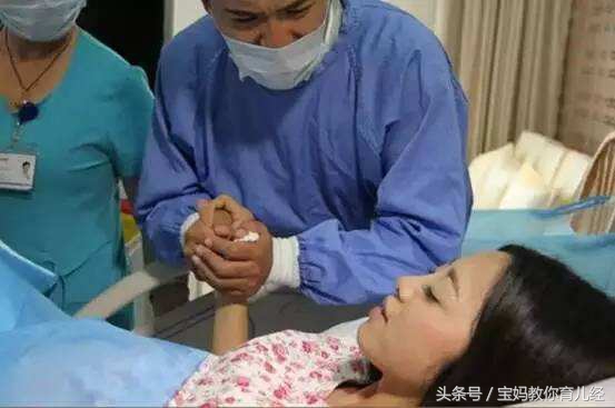 25岁产妇顺产突然大出血,产妇失血丈夫哭了