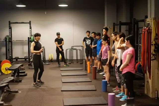 健身美女穿搭,健身美女穿着打扮