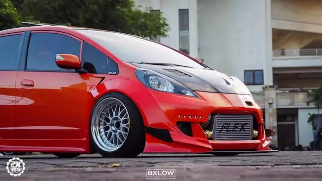 为了装上心仪轮毂换成五孔轴头，这辆爆改宽体的涡轮飞度真帅！