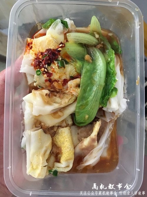 普通打工仔学校门口卖肠粉生意火爆