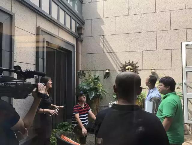 这个周末一边听董路唱歌，一边听佳爷杨洋侃房~