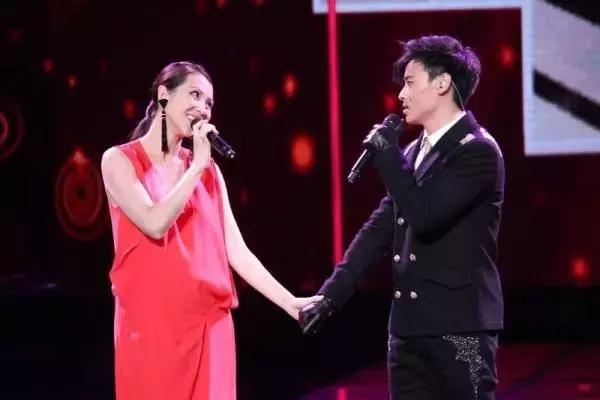 港姐70年:从豪门儿媳,到街边站台,背后是香港经济的大洗牌