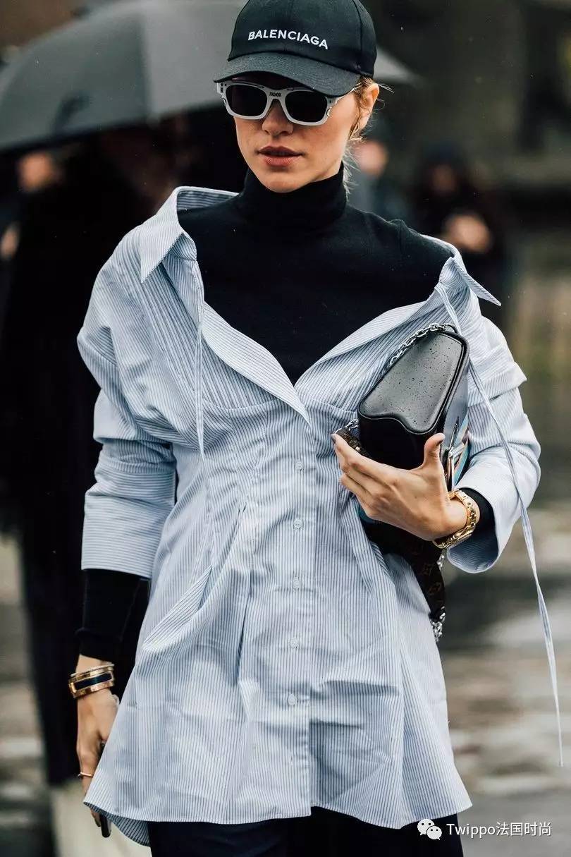 现在还流行挎肩包吗,现在流行手提包还是链条包