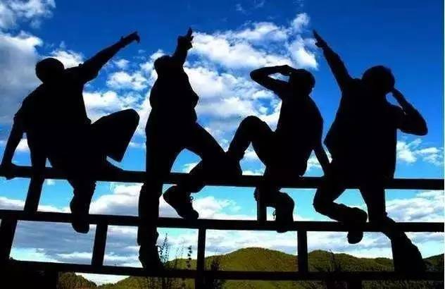 老爷子陪老伴穷游,带着老伴穷游