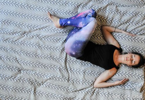 早上起床背痛活动后缓解,早上起来后背疼痛怎么缓解