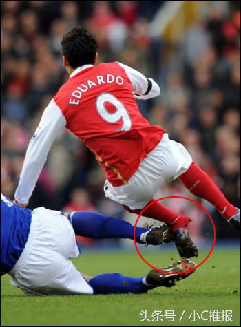 足球场上令人毛骨悚然的受伤场面,足球受伤恐怖瞬间剪辑