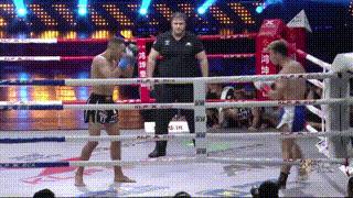 中国小伙惨被2次踢裆直打滚，打急眼铁腿狂扫踢瘸世界名将