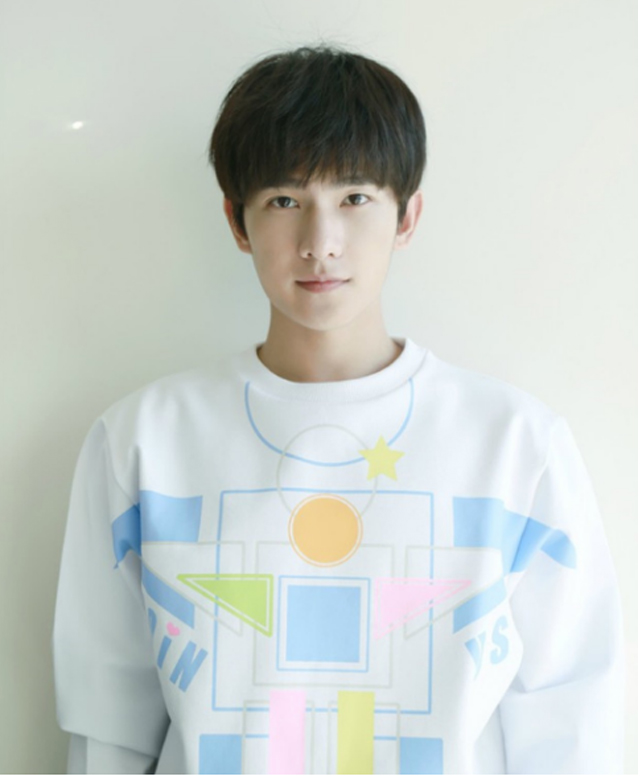 杨洋冬日暖男风造型穿搭,杨洋的运动装穿搭学院青春感十足