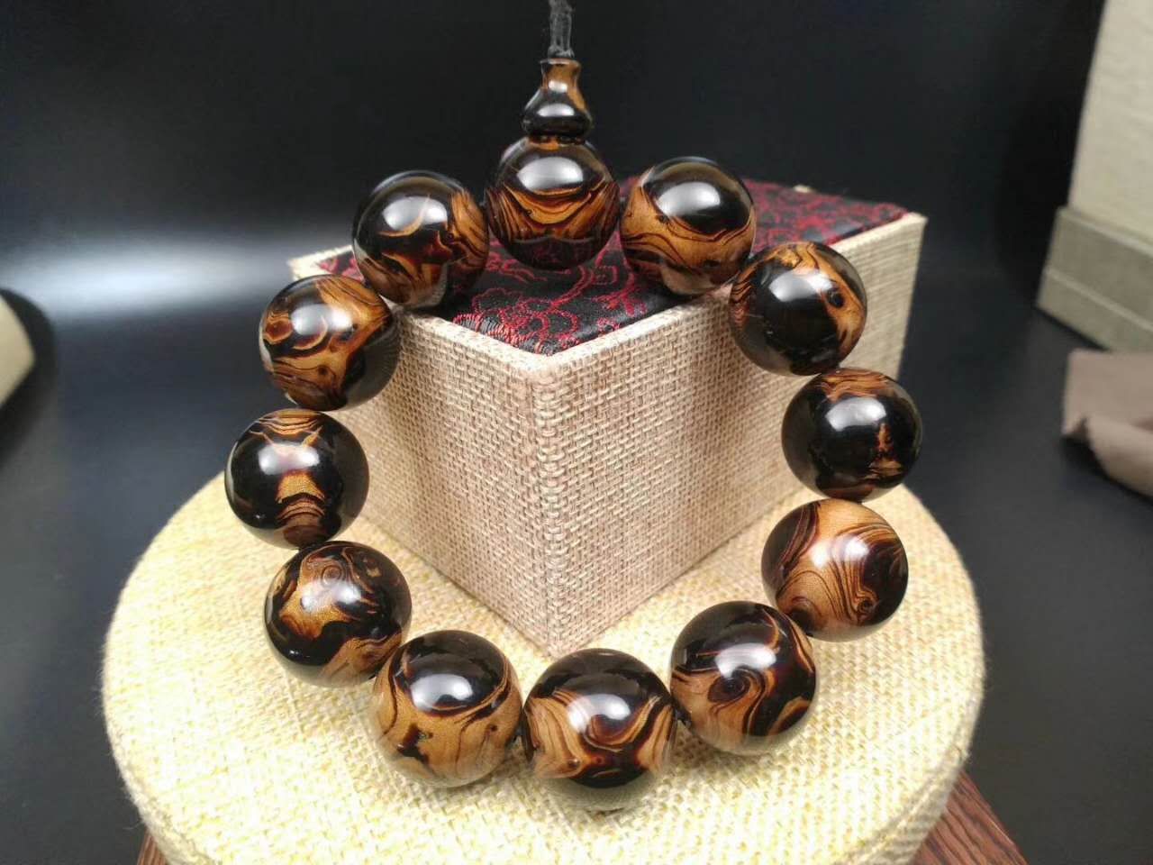 比起珠光宝气的华而不实，献身制成烟嘴的海柳可谓功德无量！