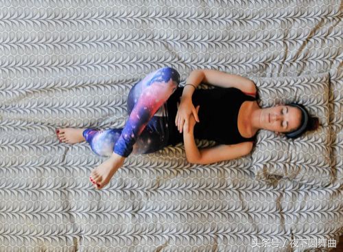 早上起床背痛活动后缓解,早上起来后背疼痛怎么缓解