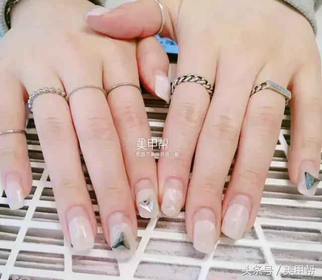 为什么做完美甲要涂护手霜,为什么做完美甲一段时间会发黄