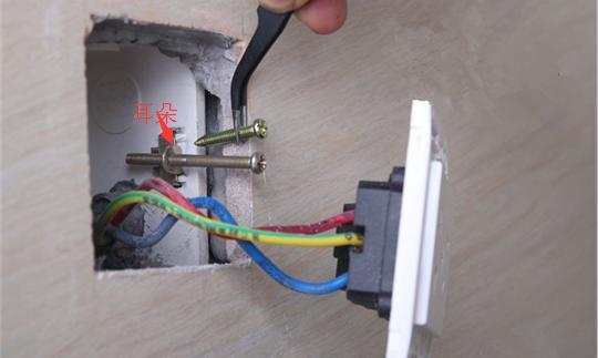 墙上插座老是掉怎么办,墙壁上的插座松动了如何解决