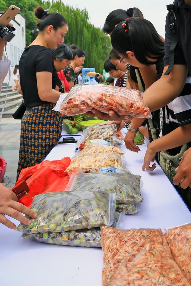 太湖七都美味鱼蟹现捕现吃，还能看鸬鹚，就这么傲娇｜内附视频