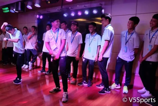 嗨翻天！亚洲足球小将夜游江城六国少年才华横溢