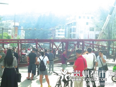 一辆加长拖车截断新添大道上千辆车早高峰被堵2小时